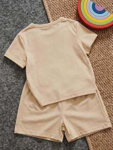 SHEIN Bộ đồ 2 món cho bé trai, gồm áo thun ngắn tay và quần short, kiểu dáng tối giản, thích hợp cho mùa hè, in hình tên thành phố "Milan" kinh điển. - Màu Khaki - Xem 4