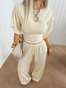 SHEIN EZwear Bộ đồ mặc nhà dành cho nữ gồm áo thun nhún eo có họa tiết và quần dài dệt kim kiểu dáng thoải mái. - Màu be - Xem 3
