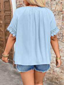 SHEIN Holidaya Blusa con cuello de lazo, mangas raglán y ribete de encaje para tallas grandes - Celeste - Ver 2