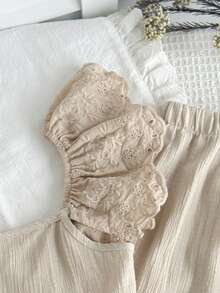 SHEIN LMoss Kids 女童杏色法式優雅刺繡蕾絲飾邊荷葉袖背心上衣套裝，適合幼兒春夏秋季，上衣背面大蝴蝶結設計，長褲，2件套，卡其色休閒度假穿搭 - 卡其色 - 查看 7