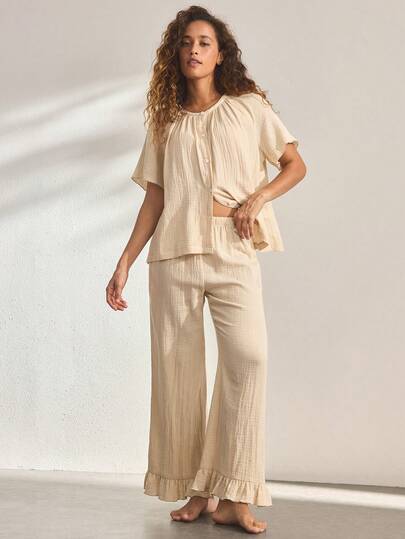 Ocili Bộ đồ ngủ nữ gồm quần dài tay lửng bằng vải crepe cotton mềm mại và cúc vỏ sò phía trước.