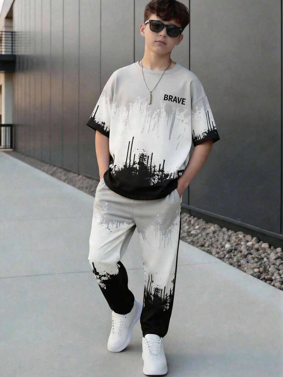 SHEIN 2件組兒童青少年男孩塗鴉印花T恤與運動長褲套裝,深灰色,夏季,街頭風,城市度假,返校季,Y2K風格,休閒穿搭 - 彩色 - 查看 1