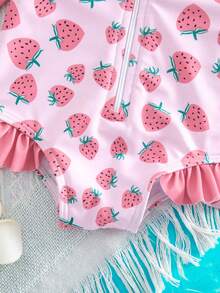 SHEIN Traje de baño de manga larga con cuello redondo, cremallera, estampado de fresa, volantes y empalmes para niña, ideal para vacaciones y playa - Rosa - Ver 5