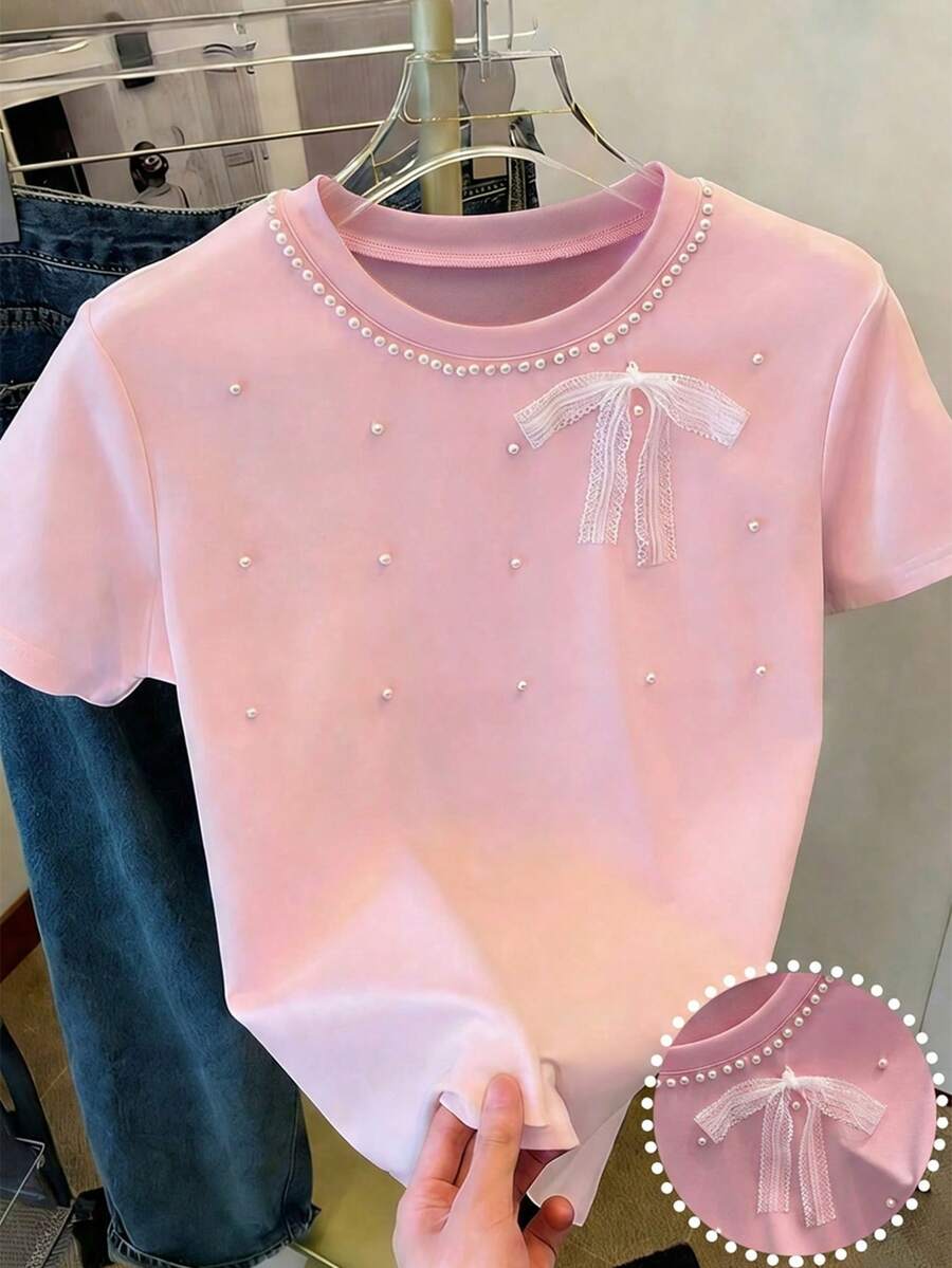 SHEIN Franclia 女士纯色情人节粉色蕾丝蝴蝶结珍珠装饰甜美Y2K风格短袖T恤,面料柔软舒适,适合夏季、春季穿着,粉色系,可作沙滩装、派对装、婚礼及活动上衣、生日礼物、外出装、优雅女式衬衫、度假装、休闲女式衬衫,适合约会、日常穿着、通勤等场合,百搭时尚,休闲粉色蝴蝶结上衣,婴儿粉上衣,粉色T恤,少女风上衣,粉色Y2K上衣 - 粉色 - 查看 1