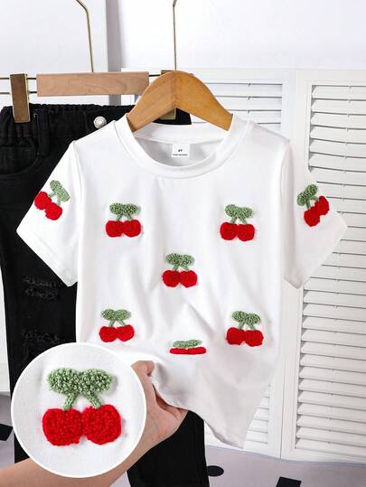 Elladie kids Áo thun ngắn tay màu trắng mùa hè cho bé gái với họa tiết quả anh đào 3D đáng yêu: Thân áo được trang trí bằng nhiều họa tiết quả anh đào 3D dệt kim, mang đến vẻ ngoài tươi tắn và dễ thương của quả anh đào đỏ với cuống xanh, cùng cảm giác mềm mại và có kết cấu; cổ tròn cơ bản + thiết kế rộng rãi giúp dễ mặc và thoải mái vận động. Họa tiết quả anh đào 3D tạo điểm nhấn đặc biệt cho chiếc áo thun, giúp nó nổi bật khi kết hợp với quần hoặc chân váy để mặc hàng ngày.