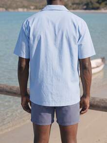Palasendo Herren einfarbiges Hemd mit Knopfleiste und kurzem Ärmel sowie gestreifte Shorts, lässiger Strandanzug - Babyblau - Übersicht 2