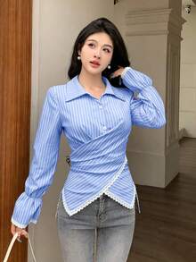 Modelyn 不对称镂空花卉蕾丝蓝色条纹腰部衬衫，春夏款 - 藍色 - 查看 2