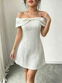 Modelyn Đầm trắng nhỏ thanh lịch kiểu Pháp cho buổi hẹn hò, đầm mini trễ vai thắt nơ họa tiết jacquard. - Màu be - Xem 3