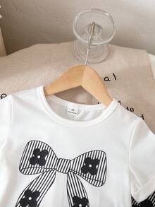 SHEIN Genkimix Kids 女童韩版简约卡通线条蝴蝶结印花圆领短袖T恤搭配黑白条纹印花宽松直筒裤套装，夏季休闲装 - 黑與白 - 查看 3