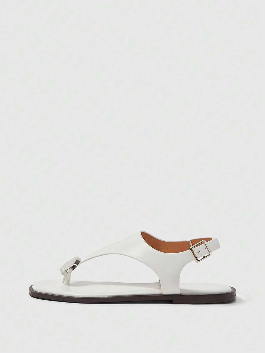 CUCCOO BIZCHIC Sandalias planas cómodas y resistentes al desgaste para mujer, versátiles, con detalles metálicos para uso en exteriores - Blanco - Ver 1