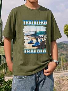 SHEIN T-shirt à col ras-du-cou à manches courtes avec imprimé casquette et motifs de bandes dessinées étranges, adapté aux adolescents. Convient pour le printemps/été, le port quotidien, les sports, les sorties, l'école, les fêtes, les festivals, les séances photo - Militaire verte - Voir 5