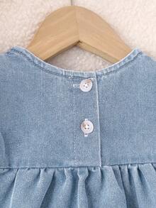 SHEIN Vintaside Kids 2026新款女童牛仔连衣裙，夏季时尚休闲风。浅牛仔蓝水洗，荷叶边袖口饰以花卉刺绣。宽松A字廓形。采用柔软轻盈的棉质牛仔面料制成，是女孩们的时尚必备单品。简约休闲风格，适合夏季穿着，日常拍照、外出、派对、音乐节、度假等各种场合。 - 淺色水洗藍 - 查看 5
