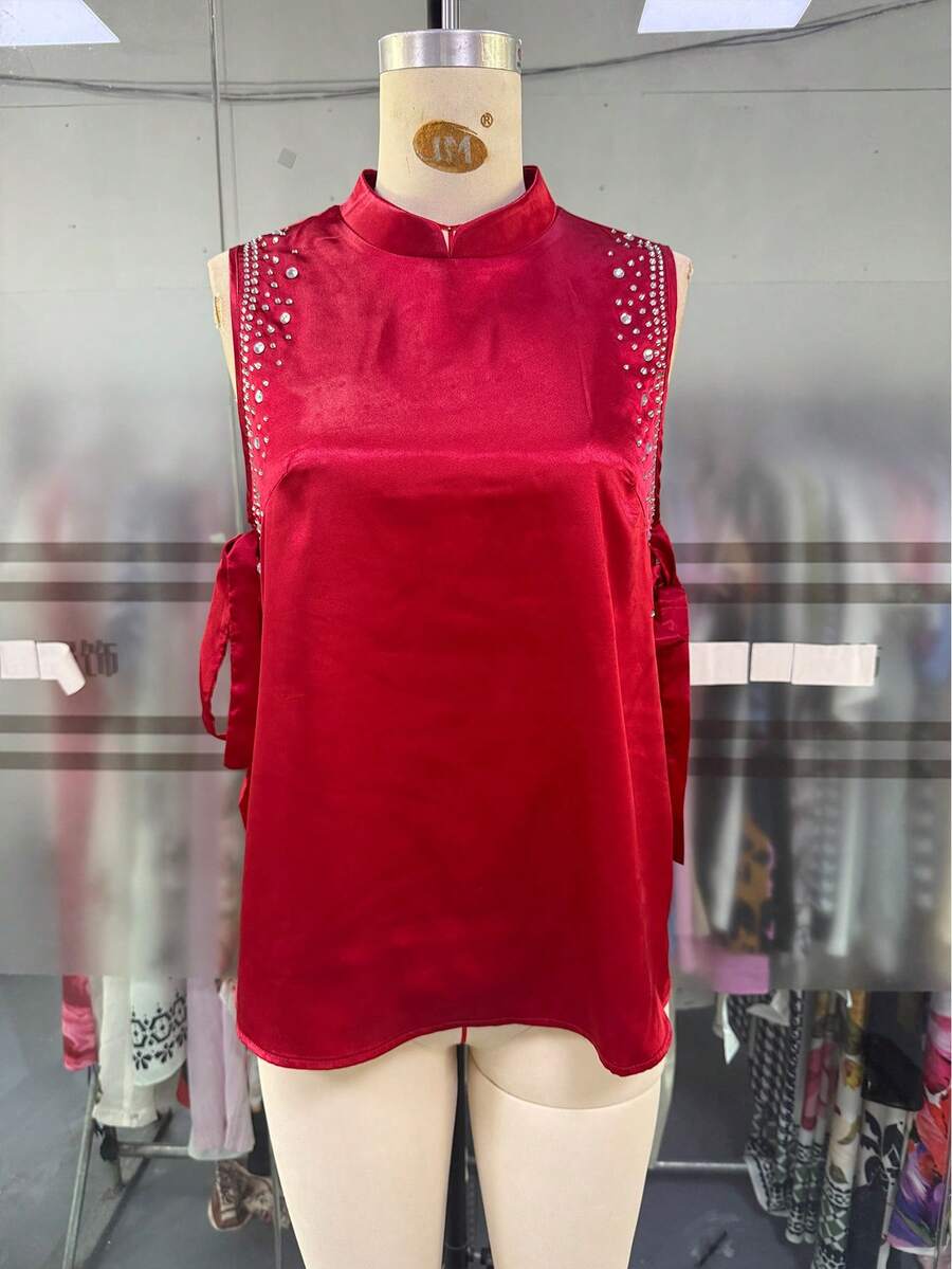 SHEIN Franclia Camisa sin mangas con corbata de moño de satén, cuello alto, con rhinestones - Rojo - Ver 1