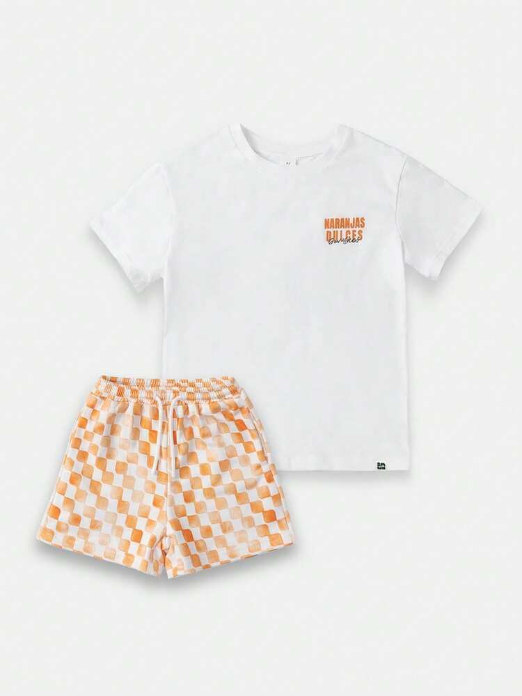 Set coordinato arancione oversize a quadri per ragazzi, composto da t-shirt casual e pantaloncini con stampa di un mercato di frutta