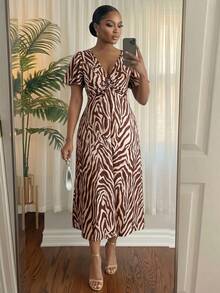 SHEIN Lady CURVE 大码女式斑马纹V领短袖优雅连衣裙 - 彩色 - 查看 4