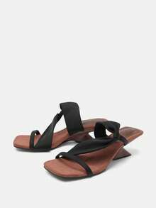 2026 Nya Sommar Franska Retro Sandaler med Asymmetriska Klackar, Högklackade Slides som Passar Till Klänningar - Svart - Visa 5