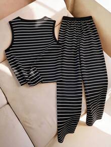 SHEIN Franclia Bộ áo không tay và quần ống rộng kẻ sọc đen trắng bằng vải cotton, mềm mại và co giãn, dáng rộng. Phong cách thường ngày thoải mái, thích hợp cho các chuyến đi chơi cuối tuần, lễ hội đua thuyền rồng và các ngày lễ khác. Có thể phối cùng vòng cổ để thêm phần tinh tế. - Đen và trắng - Xem 2
