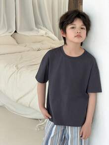 DAZY Bộ đồ ngủ mùa hè cho bé trai gồm áo thun cổ tròn rộng và quần ống đứng kẻ sọc. - Xám - Xem 5