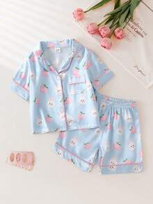 SHEIN 2套女嬰甜美清新睡衣，包含短袖翻領開襟上衣與配套短褲，採用光滑柔軟緞面感面料。這款舒適的夏季居家服印有可愛淡粉色配藍色點綴的卡通兔子與桃子圖案，時尚休閒的睡衣女嬰服飾 - 藍色 - 查看 8
