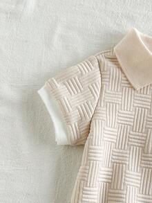 SHEIN Vintaside Kids 男婴休闲杏色纹理针织短袖polo衫。采用特殊纹理针织面料，独特的编织图案，领口纽扣设计方便穿脱，罗纹袖口。适合春夏穿着，婴幼儿服装，儿童服装，婴儿套装，婴儿上衣，男婴衬衫，6个月-3岁。 - 杏色 - 查看 9