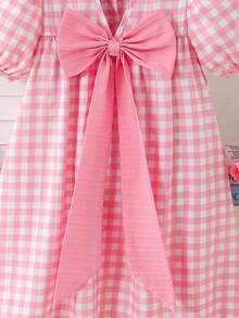 SHEIN Elladie kids Robe à carreaux roses pour jeunes filles avec décoration d'un gros nœud rose, tenue de vacances décontractée avec col claudine et manches courtes. Convient pour un usage quotidien décontracté, les trajets, les vacances élégantes, une tenue douce - Rose bonbon - Voir 6