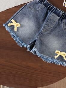 SHEIN Playful Pals Bộ 2 món cho bé gái, gồm áo hai dây thắt nơ xinh xắn thêu hoa và quần short denim, thích hợp cho các hoạt động ngoài trời và vui chơi, mùa xuân/hè. - Màu vàng - Xem 8