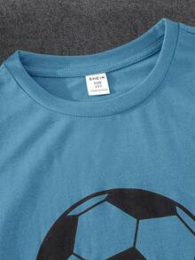 SHEIN Conjunto de pijama casual suelto de 2 piezas para niños y preadolescentes, con camiseta de manga corta con cuello redondo y gráfico minimalista de fútbol, y pantalones cortos - Azul - Ver 4