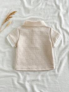 SHEIN Vintaside Kids 男婴休闲杏色纹理针织短袖polo衫。采用特殊纹理针织面料，独特的编织图案，领口纽扣设计方便穿脱，罗纹袖口。适合春夏穿着，婴幼儿服装，儿童服装，婴儿套装，婴儿上衣，男婴衬衫，6个月-3岁。 - 杏色 - 查看 3