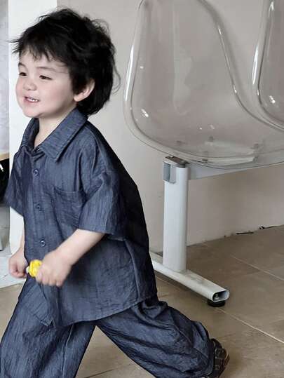 Dazy Kids Bộ đồ 2 món cho bé trai: áo sơ mi ngắn tay cổ bẻ màu trơn và quần jeans dáng rộng.