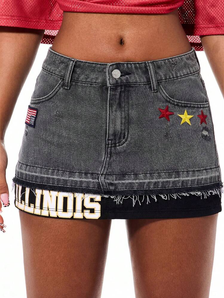 SUMWON WOMEN Gonna mini in jeans consumato con toppe a bandiera americana e grafica ispirata al basket dell'Illinois, orlo sfrangiato, casual streetwear per donna