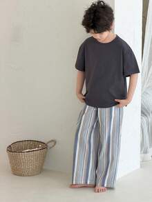 DAZY Bộ đồ ngủ mùa hè cho bé trai gồm áo thun cổ tròn rộng và quần ống đứng kẻ sọc. - Xám - Xem 2