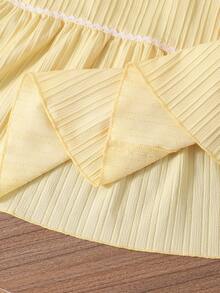 SHEIN 两件套女童优雅度假风套装，纯色纹理泡泡袖衬衫和吊带裙套装，撞色荷叶边和花卉设计，适合春夏旅行和海滩穿着 - 黃色 - 查看 8
