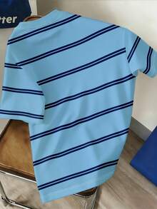 Manfinity Joysei Camiseta casual de cuello redondo de manga corta con estampado de letras y rayas para hombres - Celeste - Ver 2