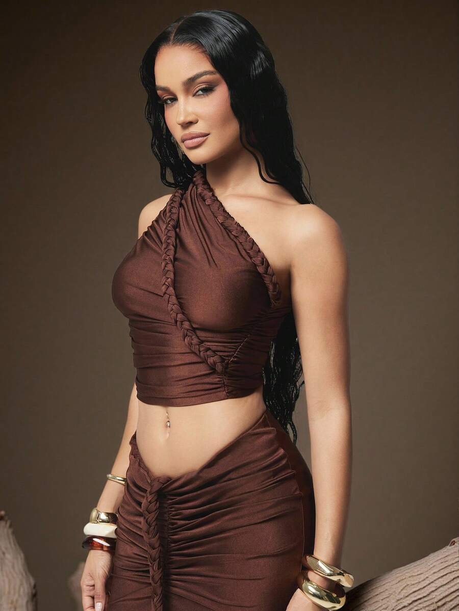 Hauture Blusa corta de mujer con un hombro, cuello asimétrico y detalle de trenza - Marrón - Ver 1