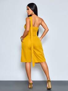 PETITE Elegante y estiloso conjunto de dos piezas para mujeres en primavera y verano, adecuado para ir al trabajo, uso diario, ocasiones casuales, fiestas, fiestas de cumpleaños, Acción de Gracias y vuelta al colegio.Presenta un escote asimétrico, top sin mangas de cuello halter con botones y pantalones capri con cremallera.El detalle del cuello halter agrega un toque de estilo casual de vacaciones.Traje de primavera. - Amarillo - Ver 2