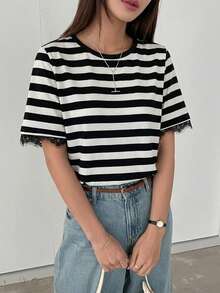 DAZY Camiseta casual de mujer con cuello redondo, manga corta y parches de encaje - Negro - Ver 5