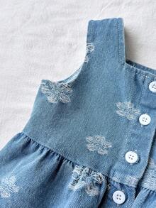 SHEIN Playful Pals 女婴牛仔套装，休闲时尚设计，无袖宽松牛仔上衣，荷叶边下摆和纽扣门襟，弹性腰带蕾丝边牛仔短裤，柔软棉质牛仔面料，适合春、夏、秋、冬四季穿着。 - 淺色水洗藍 - 查看 7