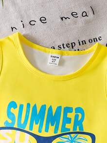 SHEIN Playful Pals Bộ đồ đi biển mùa hè 3 món cho bé trai | Áo ba lỗ trắng kiểu Hawaii cho bé trai và bé gái + Quần short in hình cây cọ màu xanh dương "SUMMER TIME" + Mũ chống nắng cùng màu | Áo khoác ngoài đồ bơi đi biển | Trang phục chơi nước | Bộ đồ ngoài trời cho bé 4-7 tuổi | Bộ quần short và mũ thoải mái cho chuyến đi biển gia đình, trang phục mùa hè mát mẻ - Màu vàng - Xem 3