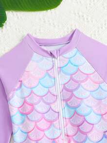 SHEIN 少女连体泳衣，渐变紫色美人鱼鳞片图案，高弹亲肤防紫外线面料，柔软舒适，长袖连体裤，前半拉链设计，撞色插肩袖，1件装，适合夏季度假、海滩、泳池等场合。 - 紫色 - 查看 4