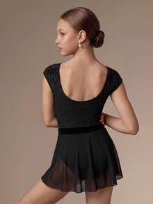 SHEIN Bộ đồ thời trang cho bé gái gồm áo tay ngắn màu đen cổ điển và chân váy voan cạp cao, phối voan và vải nhung mềm mại, kiểu dáng thanh lịch, năng động, phù hợp cho nhiều cấp độ, sân khấu chuyên nghiệp và các cuộc thi, có độ co giãn cao và bền, thân thiện với da. - màu đen - Xem 3