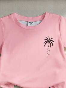 SHEIN Playful Pals 一套幼儿男童两件套休闲度假套装，包括一件印有经典椰子树和字母图案的针织圆领T恤和一条配套印花短裤，适合春夏季节、休闲、户外、上学和度假穿着。 - 彩色 - 查看 4