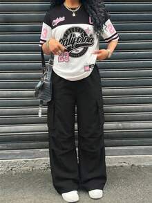SHEIN 少女复古美式女孩套装上市啦！乳白色拼接黑色，甜美又酷炫的撞色设计，加州元素活力四射，粉白相间的数字贴布印花更添俏皮活泼。宽松短袖上衣适合各种身材，工装裤搭配大口袋，兼具实用性和时尚感，轻松打造美式校园女孩日常穿搭风格，是甜美酷女孩夏季衣橱的必备单品。 - 黑色 - 查看 3