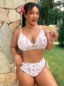 Swim Mod 大码女式甜美可爱优雅随机印花褶皱荷叶边系带两件式泳衣套装，适合海滩和度假 - 白色 - 查看 1
