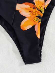 SHEIN Swim Vcay 女士成熟优雅度假风，复古花卉定位印花搭配纯黑色拼接，细肩带低领设计，胸前金属环装饰，搭配同款高衩比基尼泳裤，两件式比基尼泳衣套装。适合度假（春假、返校季、节日假期、春季促销、海滩休闲活动）。 - 彩色 - 查看 5