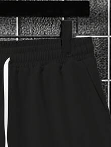 Manfinity Homme 男士纯色圆领短袖T恤和休闲工装短裤两件套 - 彩色 - 查看 4