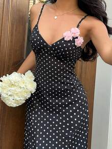 Sunnyshic Robe maxi à col en V avec bretelles spaghetti, dos nu, taille cintrée et imprimé à pois en tricot noir avec décoration florale 3D rose. Robe d'été, de plage, de pays, élégante et douce, polyvalente pour les femmes - Noir - Voir 6