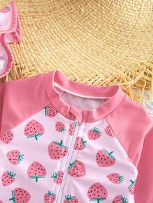 SHEIN Traje de baño de manga larga con cuello redondo, cremallera, estampado de fresa, volantes y empalmes para niña, ideal para vacaciones y playa - Rosa - Ver 3