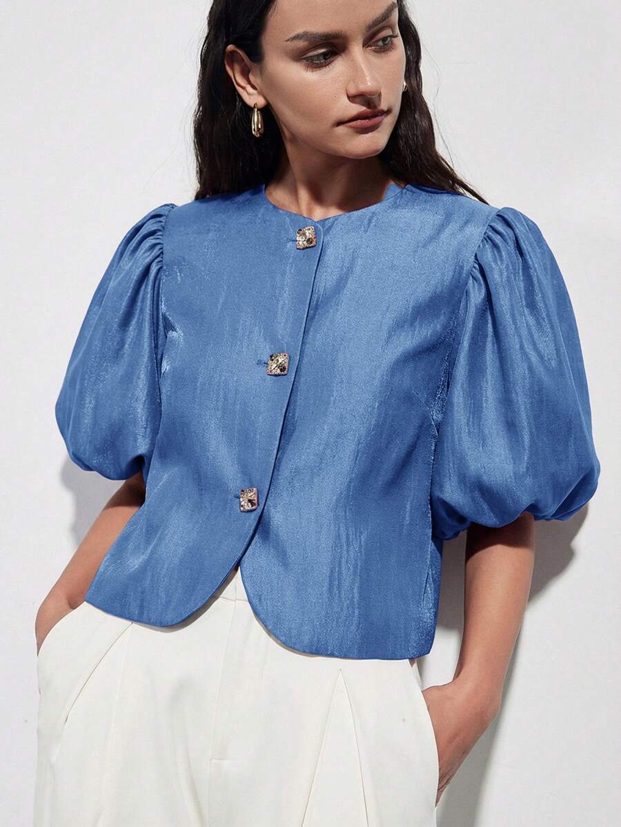 Aveloria Modichic Elegante camicetta di lusso di alta gamma in materiale simile al raso, con collo rotondo, decorazione con bottoni in metallo e maniche a petalo per le donne - Blu - Visualizzare 1