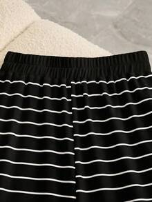 SHEIN Franclia Bộ áo không tay và quần ống rộng kẻ sọc đen trắng bằng vải cotton, mềm mại và co giãn, dáng rộng. Phong cách thường ngày thoải mái, thích hợp cho các chuyến đi chơi cuối tuần, lễ hội đua thuyền rồng và các ngày lễ khác. Có thể phối cùng vòng cổ để thêm phần tinh tế. - Đen và trắng - Xem 4