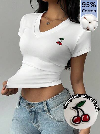 SHEIN EZwear Camiseta de mujer 95% algodón blanca, casual y minimalista con cuello en V y fruncido, con parche bordado de cereza - Verano, chica linda y suave, estilo retro Y2K, moda Gen Z, ideal para uso diario, salir, etc.